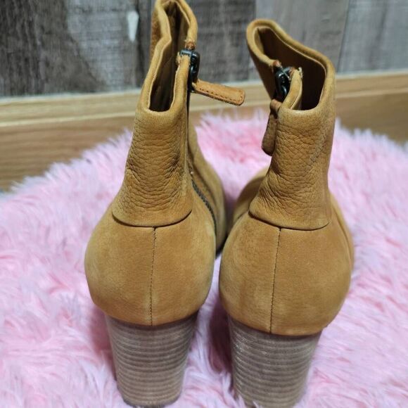 5/$25 Cole Haan Cassidy Ankle Bootie Boot in Camello Nubuck size 7B - Picture 4 of 6